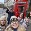 Viaggio di gruppo a Londra davanti alla classica cabina telefonica rossa