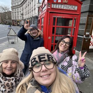 Viaggio di gruppo a Londra davanti alla classica cabina telefonica rossa