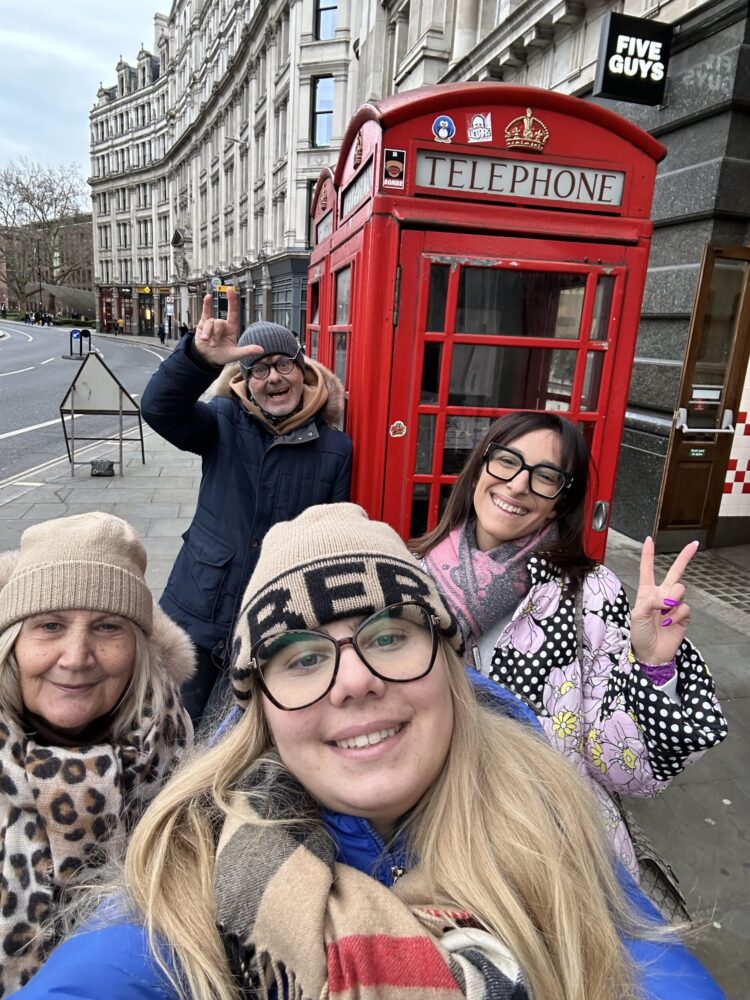 Viaggio di gruppo a Londra davanti alla classica cabina telefonica rossa